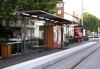 Tramvaj na pneumatikách Translohr dopravce SYSTRA v Clermond-Ferrand