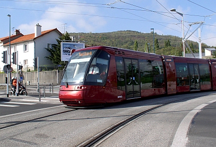 Tramvaj na pneumatikách Translohr dopravce SYSTRA v Clermond-Ferrand