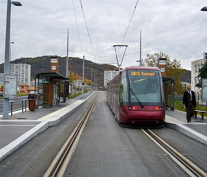 Tramvaj na pneumatikách Translohr dopravce SYSTRA v Clermond-Ferrand