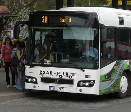 Zelenobílý kloubový autobus Volvo 7700 vyfotografován
