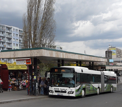 Zelenobílý kloubový autobus Volvo 7700 vyfotografován