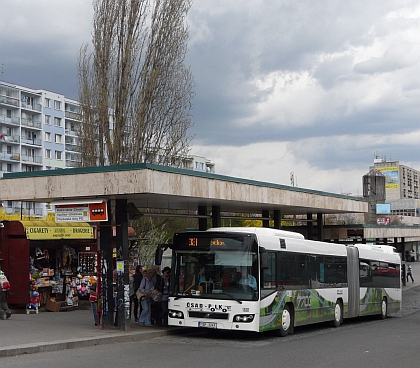 Zelenobílý kloubový autobus Volvo 7700 vyfotografován 