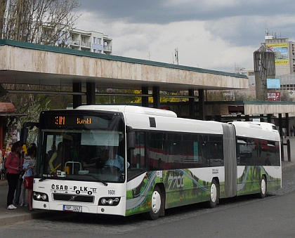 Zelenobílý kloubový autobus Volvo 7700 vyfotografován