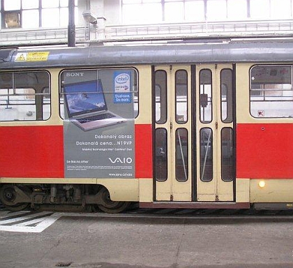 První MOBILBOARD s částečným polepem oken na tramvaji v Brně