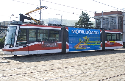 První MOBILBOARD s částečným polepem oken na tramvaji v Brně 