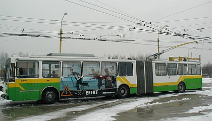 První MOBILBOARD s částečným polepem oken na tramvaji v Brně