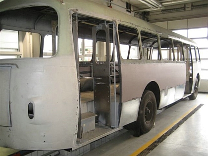 V dílnách DSZO byl obnoven historický autobus Škoda 706 RTO