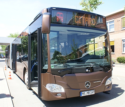 Nové Citaro městu sluší. Na projížďce okolím závodu  Mercedes-Benz. 