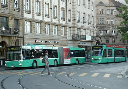 Na návštěvě v Basileji II.: Zachycené autobusy jsou německé značky,