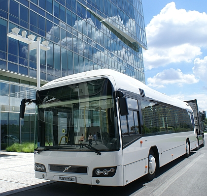 Městský nízkopodlažní autobus Volvo 7700 Hybrid se představil účastníkům