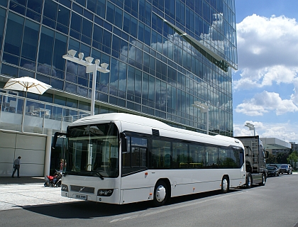 Městský nízkopodlažní autobus Volvo 7700 Hybrid se představil účastníkům