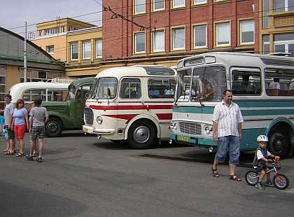 Historické autobusy v areálu DSZO v rámci Dne otevřených dveří 