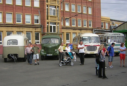 Historické autobusy v areálu DSZO v rámci Dne otevřených dveří 