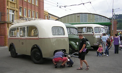 Historické autobusy v areálu DSZO v rámci Dne otevřených dveří 