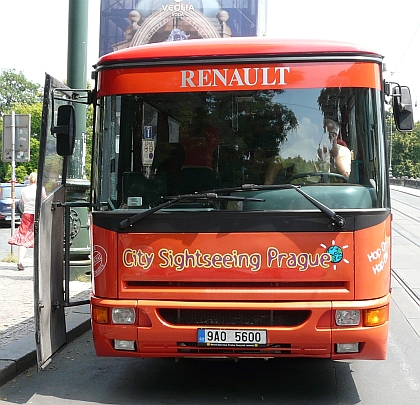 Zachytili jste druhý červený autobus Hop on - Hop off City Sightseeing Prague