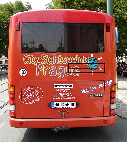 Zachytili jste druhý červený autobus Hop on - Hop off City Sightseeing Prague