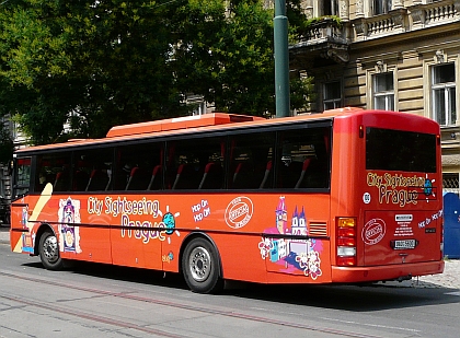 Zachytili jste druhý červený autobus Hop on - Hop off City Sightseeing Prague