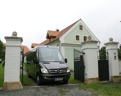 Mercedes-Benz Sprinter Travel 65 - minibus s vnitřní výbavou dálkového autokaru