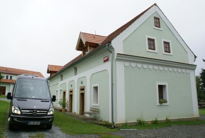 Mercedes-Benz Sprinter Travel 65 - minibus s vnitřní výbavou dálkového autokaru