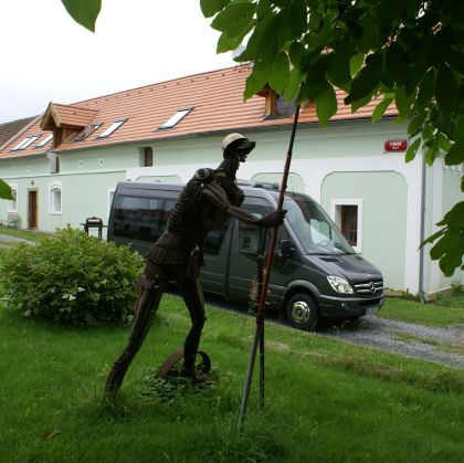 Mercedes-Benz Sprinter Travel 65 - minibus s vnitřní výbavou dálkového autokaru