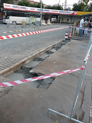 Procházky na Florenci. Pohledy na úpravy nádraží i na vozidla