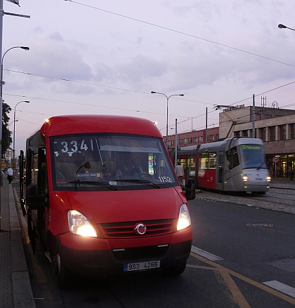 Záběry malokapacitních autobusů Stratos z prvního dne provozu linky 334