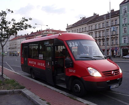 Záběry malokapacitních autobusů Stratos z prvního dne provozu linky 334