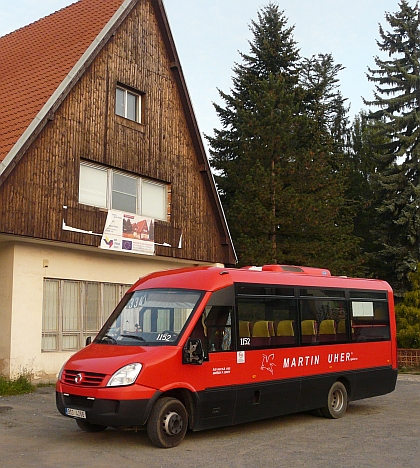 Záběry malokapacitních autobusů Stratos z prvního dne provozu linky 334