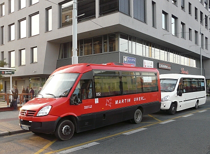 Záběry malokapacitních autobusů Stratos z prvního dne provozu linky 334