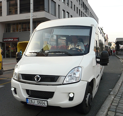 Záběry malokapacitních autobusů Stratos z prvního dne provozu linky 334