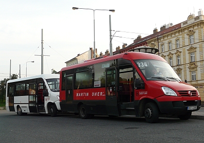 Záběry malokapacitních autobusů Stratos z prvního dne provozu linky 334