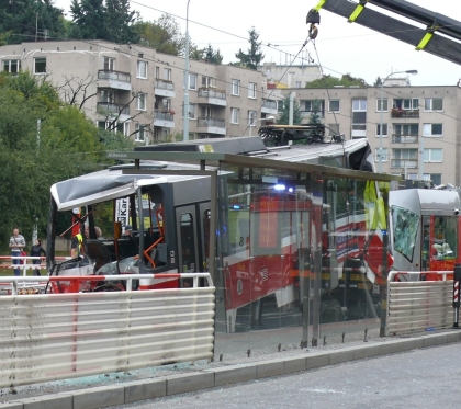 Když tramvaje bourají, nastupují autobusy