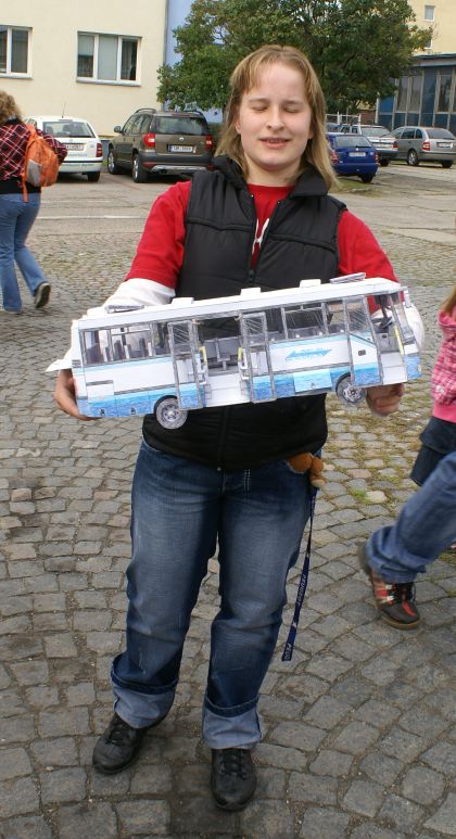 Mají rádi autobusy: Mladá modelářka Lenka Hrdinová předala model autobusu SOR