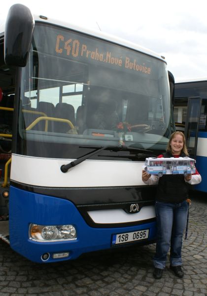 Mají rádi autobusy: Mladá modelářka Lenka Hrdinová předala model autobusu SOR