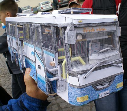 Mají rádi autobusy: Mladá modelářka Lenka Hrdinová předala model autobusu SOR