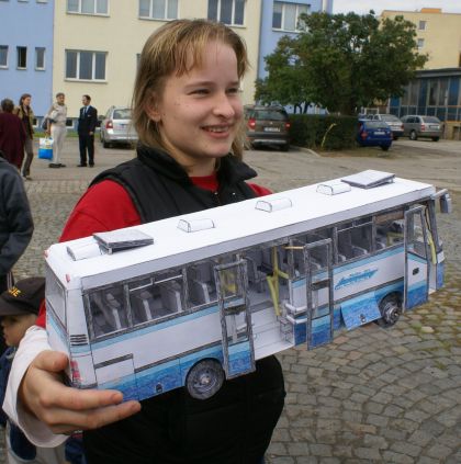 Mají rádi autobusy: Mladá modelářka Lenka Hrdinová předala model autobusu SOR