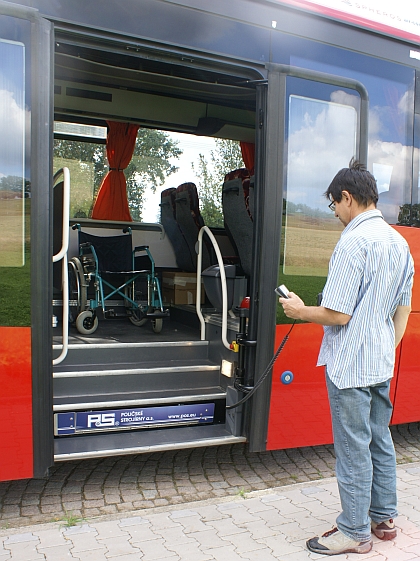 Zdvihací plošinu pro hendikepované do klasických autobusů představí premiérově