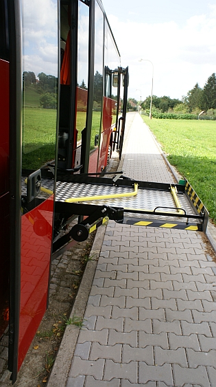 Zdvihací plošinu pro hendikepované do klasických autobusů představí premiérově