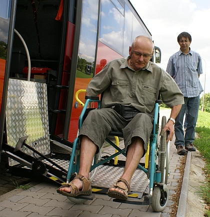 Zdvihací plošinu pro hendikepované do klasických autobusů představí premiérově