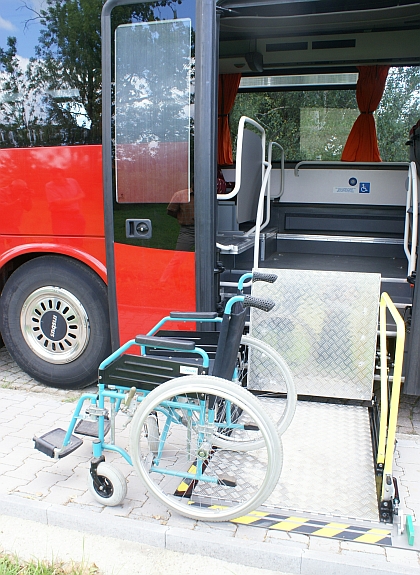 Zdvihací plošinu pro hendikepované do klasických autobusů představí premiérově