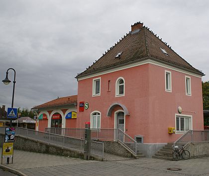 Záběry z lokálního dopravního uzlu Germering: Autobusy, S-Bahn, kola a taxi