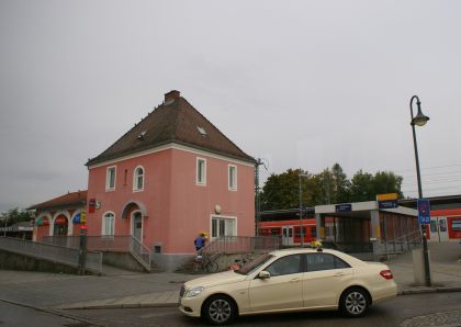 Záběry z lokálního dopravního uzlu Germering: Autobusy, S-Bahn, kola a taxi