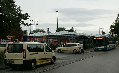 Záběry z lokálního dopravního uzlu Germering: Autobusy, S-Bahn, kola a taxi