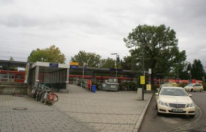 Záběry z lokálního dopravního uzlu Germering: Autobusy, S-Bahn, kola a taxi