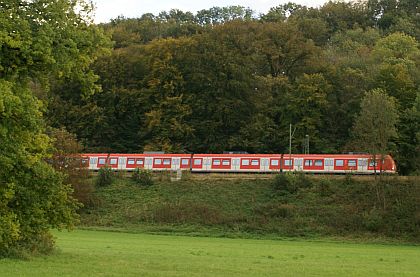 Záběry z lokálního dopravního uzlu Germering: Autobusy, S-Bahn, kola a taxi