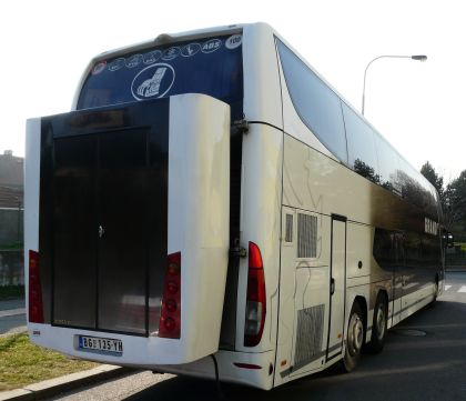 Zajímavá nástavba ***** autokaru - doubledeckeru ATOMIC IX na podvozku Volvo