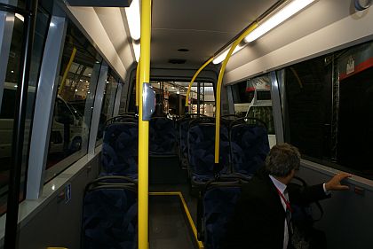 BUSWORLD 2011: Malokapacitní elektrobusy PVI a BUSiness a letištní COBUS