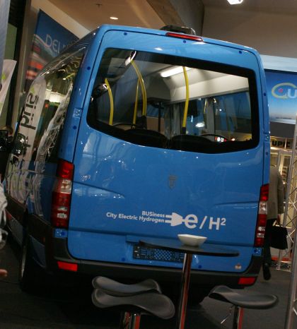 BUSWORLD 2011: Malokapacitní elektrobusy PVI a BUSiness a  letištní COBUS