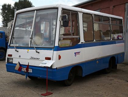 11. Zlatý bažant obrazem pošesté: Malý autobus Ikarus na podvozku Avia