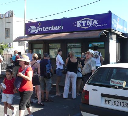 Z autobusového nádraží v Taormině